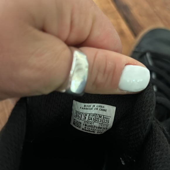 Classic leather Reebok Kids size 3.5 black and gumball bottoms excellent - Picture 5 of 7